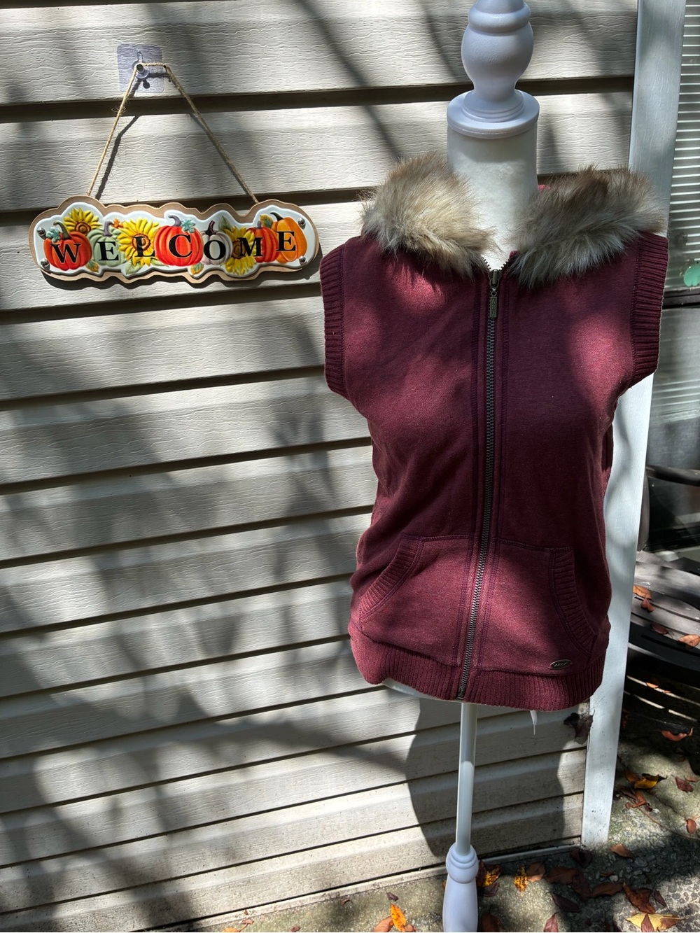 Faux Fur-Trim Sleeveless Zip Hoodie - Burgundy